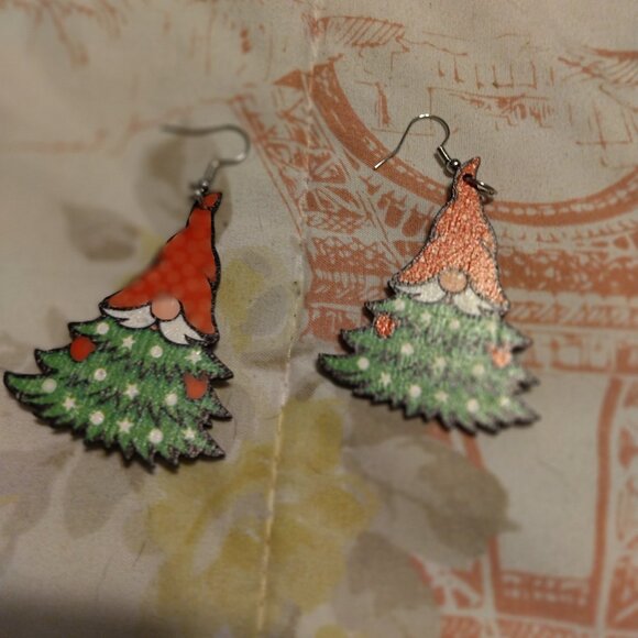 SUPER CUTE EARRINGS. NO DISCOUNTS PRICES ARE LOW ENOUGH! - Picture 1 of 1